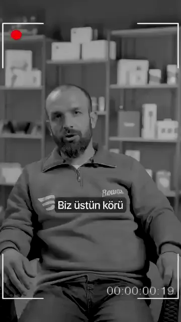 Araç yıkamada atladıkları bir ayrıntıyı anlatıyor: “Bugün fitil aralarını falan temizledik mesela.” Kendi işlerinde oraları hep es geçtiklerini söylüyor.

Gerekçeyi de kendisi veriyor: “Oradaki biriken pislik de zaman zaman temizlenen yeri de kirletiyor.”

Yani öğrendiği şey yeni bir alet değil, bir sıra: kirin biriktiği yer temizlenmedikçe temizlenmiş yüzey de temiz kalmıyor.