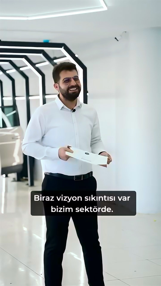 Detailing sektöründe kimyasal ürün firmalarının eğitim alan kursiyerlerimize ürün tanıtmaya gelmemesini Lokman İn bir vizyon sorunu olarak anlatıyor.