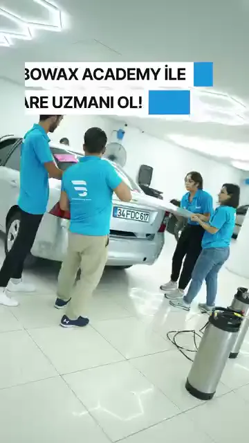 Tanıtım kartı hedefi tek cümlede söylüyor: car care uzmanı ol.

Ekranda sayılan başlıklar arasında seramik kaplama, göçük düzeltme ve kaplama var; hepsinin üstüne "gerçek araçlar üzerinde" vurgusu düşüyor.

Kareler bunu doğruluyor: çalışmalar deneme parçası üzerinde değil, atölyeye alınmış araçların üzerinde yapılıyor.