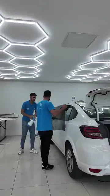 Bagaj kapağı kaldırılarak arka cam ile yan camlara aynı anda erişilebilir hale geliniyor. Film cama yerleştirildikten sonra ragle ile üst kenardan alta doğru bastırılıyor; her geçişte su tek yönde kenara sürülüyor. Aynı araçta birden çok kişi, farklı camlarda birbirini beklemeden ilerliyor.