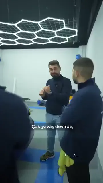 İkisi de risk taşıyor. Videodaki benzetme otoyol: 300 ile gitmek de otobanda 40 ile gitmek de riski artırıyor.

Düşük devirde keçe, boya ve aradaki pasta daha iyi çalışıyor; pasta iyi çalıştığı için de daha fazlasını ortaya çıkarıyor. Söylenen bant 1500-2000 civarı.

Yüksek devirle kazanılan zaman ise sanıldığı kadar değil. Bir araçta yarım saatten fazla fark etmediği söyleniyor.

Karşılığında pür dikkat, gergin ve daha yorgun çalışıyorsunuz. Video da zaten şu soruyla bitiyor: "O riske değer mi?"