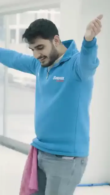Camın önünde, belinde pembe mikrofiber beziyle duran bir kişi kollarını açıp gülerek dönüyor.

Dört saniyelik bu sessiz kesitte ne konuşma var ne yazı; kayda giren tek şey neşe.