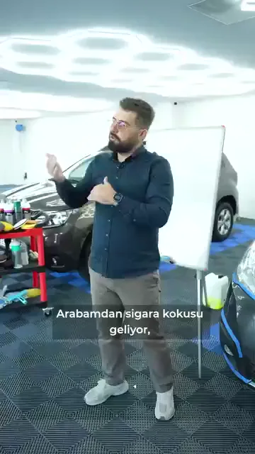 Müşteri "arabamdan sigara kokusu geliyor, klimayı çalıştırıyorum toz kokuyor" dediğinde konu peteğin ucu değil, kanalların birleştiği iç bölge.

Uygulama hortumlu köpükle yapılıyor. Hortum klima kanalının içine itiliyor, köpük basılarak kanal dolduruluyor ve bu bütün kanallara tekrarlanıyor.

Ardından kanal kapakları kapatılıp klima soğukta çalıştırılıyor. Kanaldan gelen hava köpüğü sürükleyince içerideki toz ve pislik sıvıya dönüşüyor.

Kir de klima tahliyesinden dışarı atılıyor. Yani temizlik görünen ızgarada değil, havanın geçtiği yerde yapılıyor.