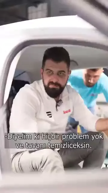 Tavanda temizlenmesi gereken tek şey görünen kumaş. Altındaki sünger ve onun da altındaki tavan mukavvası temizlik alanı değil.

Bu yüzden bolca ıslatmaya, tornado ile yıkamaya ya da fırçalayıp vakumla çekmeye gerek yok. Süngerin arkasını ıslatmadan sadece ön yüzünü almak yeterli.

Uygun ürün varsa köpük türevleriyle, yoksa detay temizlik ilacıyla nemlendirilmiş bezle silmek isteniyor.

Tavanda az müdahale, çoğu zaman daha temiz sonuç demek.