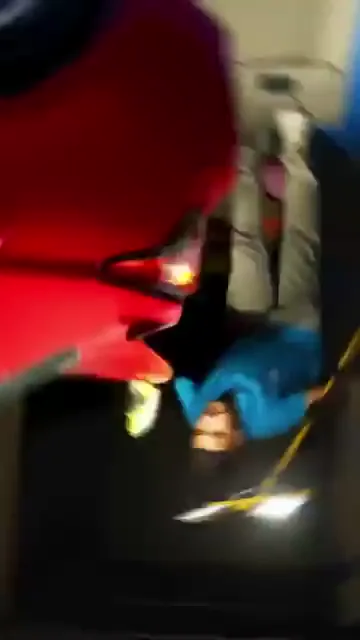 Çizgili ışık çubukları mavi aracın yan panelini tarıyor; bir kişi elinde aletle yansımayı takip ediyor. Devam eden karelerde koyu renkli aracın kaputu tazyikli suyla yıkanıyor, beyaz bir araçta ön tampon bölgesine film yerleştiriliyor ve sarı bir kaputta pedli makineyle çalışılıyor. Konuşma yok; kayıt aynı atölyede farklı araçlarda süren işleri arka arkaya gösteriyor.