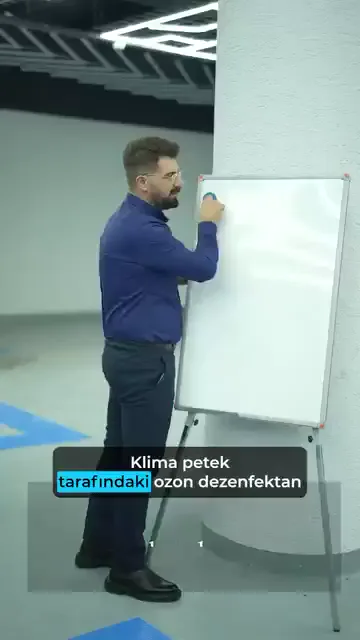 İkisi aynı iş değil. Koku bombası aracın içindeki kokuyu yok etmiyor; videodaki ifade açık: "Parfüm sıkmakla onu yapmanın hiçbir farkı yok."

Görsel tarafı güçlü olduğu için tercih ediliyor. Kapı açılıyor, ürün patlatılıyor, araç çok güzel olmuş gibi görünüyor; geriye kalan ise geçici bir parfüm.

Ozon dezenfektan tarafı farklı çalışıyor. Kokuyu bastırmak yerine dezenfekte ediyor, klima peteği gibi ulaşılması zor bölgeleri de kapsıyor.

Bir de hesap tarafı var: cihaz bir kez alınıp yıllarca kullanılıyor, koku bombası ise her araçta yeniden tükenip arkasında kalıcı bir sonuç bırakmıyor.