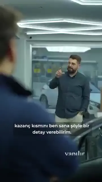 Sadece para için yapılacaksa yapılmaması gerekiyor. Eğitmenin cümlesi net: “Bu iş sadece para için yapılacak bir iş değil.”

Sebep işin doğasında: iş detaydan ibaret. Sevilmeden yapıldığında çıkmayan tek bir çizi bile insana zulme dönüşüyor.

Para kazanılıp kazanılmadığı ise ayrı bir soru; eğitmen ikisinin arasında fark olduğunu söyleyip ayırıyor.

İşi sürdüren tarafı da anlatıyor: aracın bir noktasına dokunuyorsunuz, araç sahibi sonucu gördüğünde mutlu oluyor. Kendisini bu işe bağlayan şeyin o an olduğunu söylüyor.