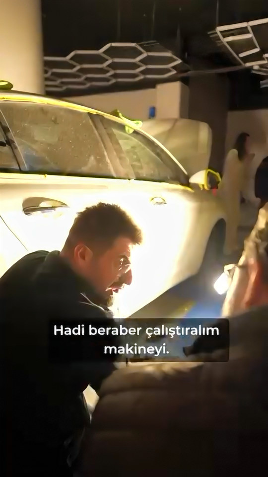 Kapı altındaki çiziği yerden polisajla almaya çalışırken açının neden doğru olmadığını ve liftin neden gerektiğini Lokman İn uygulamada gösteriyor.