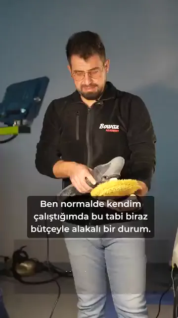 Anlatılan yöntem tek makineyle uğraşmamak. Sarı keçe bir rotary'ye takılı duruyor, ara kat süngeri başka bir makinede hazır bekliyor.

Sebeplerden biri balans. Diğeri cırt: sürekli söküp takılan keçe ve süngerin tutunumu azalıyor, ikisi de bir süre sonra çöpe gidiyor.

Bir de güvenlik var. 2500-3000 devirde çalışan makinenin altından fırlayan bir taban, araçla baş başa kaldığınız bir kaza demek.

Makineler bir maliyet gibi görünüyor ama asıl maliyet keçede: 400 liralık bir keçeyi erken çöpe atmak, birkaç tekrarda makinenin yarı parasını buluyor.