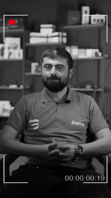 İki yıldır sektörün içinde olduğunu söylüyor; bir ortağı ve birlikte çalıştığı bir ustası var.

Buraya üç kanaldan gelmiş: internet, ustasının yönlendirmesi ve çevresinden duyduğu yorumlar.

Şu anki durumunu tek kelimeyle bitiriyor: memnun.
