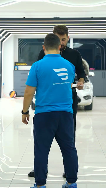 Sertifikasını alan her kursiyerimizi Bowax kurucusu Lokman İn tek tek tebrik ediyor; eğitimini tamamlayan grubun günü mezuniyet fotoğrafıyla bitiyor.