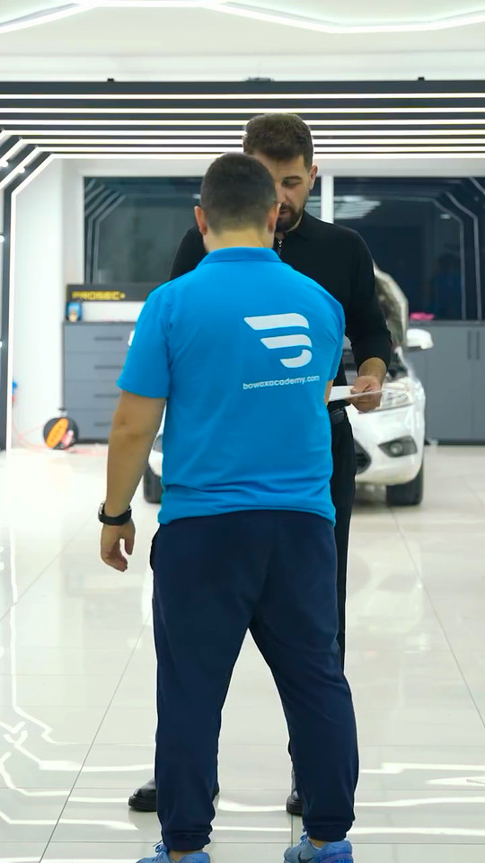 Sertifikasını alan her kursiyerimizi Bowax kurucusu Lokman İn tek tek tebrik ediyor; eğitimini tamamlayan grubun günü mezuniyet fotoğrafıyla bitiyor.