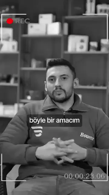 Cevap doğrudan geliyor: “Çünkü insan kendini geliştirmedikten sonra hiçbir şey yapamaz.”

Bunu bir karşılaştırmayla açıyor; kendisiyle deneyimli bir hoca arasındaki farkı sorguluyor ve farkı tek bir şeye bağlıyor: “O öğrenmiş.”

Aynı cümleyi kendi üzerine çeviriyor — öğrenmediği sürece “gibi olamıyorum” diyor.