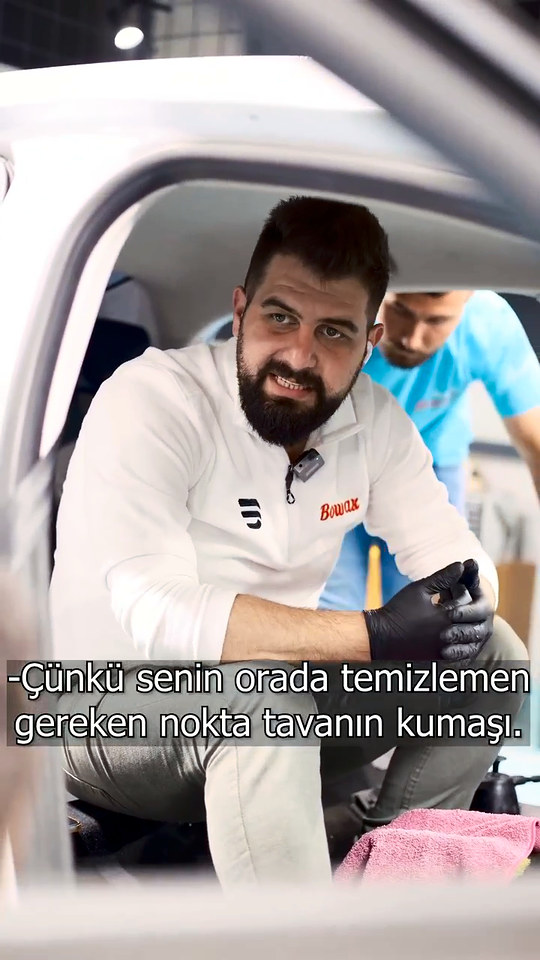 Detaylı iç temizlikte araç tavan döşemesinin hangi katmanının temizlendiğini ve hangi ürünle çalışıldığını Bowax kurucusu Lokman İn araç içinde gösteriyor.
