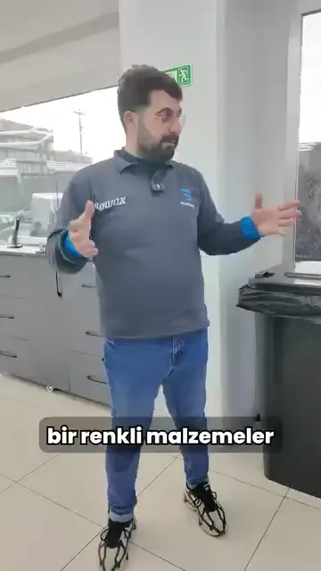 Bir malzemeciye uğrandığında görülen sahne anlatılıyor: usta, çevresindeki ekiple birlikte bir Tesla'nın bagajını kaplıyor.

İş bitiyor, ama usta hemen bir sonraki adıma geçmiyor. Mola veriyor ve malzemenin tansiyonunu almasını, yani dinlenmesini bekliyor.

Altı çizilen nokta tam burası. Herkesin çekip yatırmaya çalıştığı yerde, beklemeyi bilmek ustalık sayılıyor.