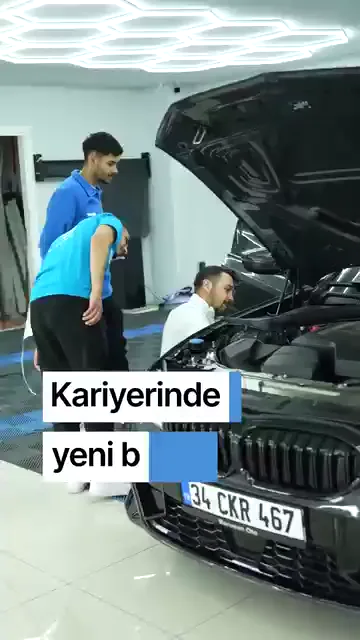 Seslendirme üç hedefe birden sesleniyor: güçlü bir kariyer kurmak isteyene, detaylarda ustalaşmak isteyene ve kendi işini kurmak isteyene.

Karelerde bu sözün karşılığı olarak salon, uygulama alanları ve çalışan katılımcılar geçiyor.
