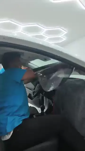 Uygulama araç içinden yapıldığı için torpido ve direksiyon kalın bir örtüyle kapatılıyor; ön camda kullanılan su doğrudan buraya akıyor. Film, tavan konsolu ve dikiz aynası çevresinden geçirilerek yerleştiriliyor. Ön camda çalışma alanı dar olduğundan filmin yönü daha araca girilmeden belirleniyor.