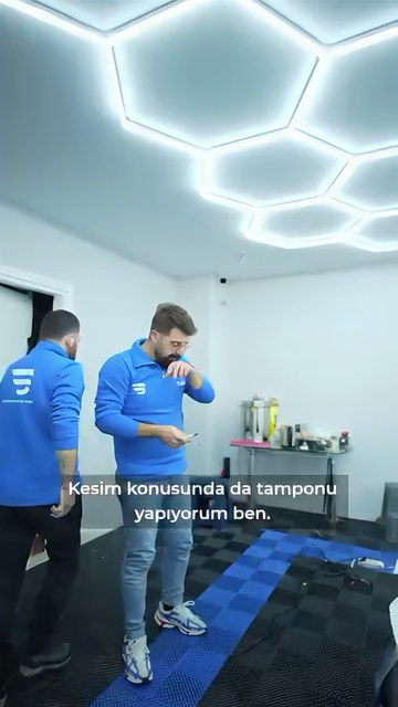 Ön tampon ve ızgara çevresinde PPF filmini keserken eğitmenimiz, finali önceden nasıl belirlediğini ve kesimi neden ileriden yaptığını gösteriyor.
