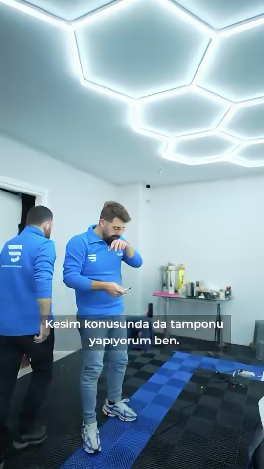Ön tampon ve ızgara çevresinde PPF filmini keserken eğitmenimiz, finali önceden nasıl belirlediğini ve kesimi neden ileriden yaptığını gösteriyor.