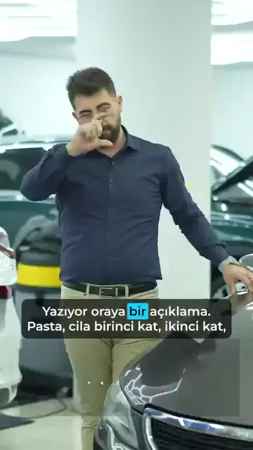 Vermez. Pasta, cila, birinci kat, ikinci kat, wax, seramik, film… Bunların hepsi aynı çerçevenin içinde: boya koruma. Değişen şey koruma süresi ve yöntemi.

Bu yüzden üst üste sıralamak katlanan bir koruma üretmiyor. Eğitmenin verdiği örnek açık: bütün işlemler bitirilip araca wax atıldıktan sonra seramik dökülüyor. Zemin kapatıldığı için seramik yüzeye işlemiyor.

Benzetmesi de sert: bu durumda seramiği araca dökmekle bezle alıp çöpe atmak arasında fark yok. Üstelik yapılan işlem sayısı arttıkça yorgunluk da boşa gidiyor.

Sonuç birkaç ay sonra telefonda ortaya çıkıyor: “Seramik yaptırdım, arabada hiçbir şey kalmadı.” Wax'ın etkisi geçtiğinde altta zaten bir koruma bulunmuyor. Doğrusu, birini seçip onu düzgün uygulamak.