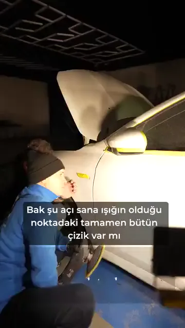 Işığın doğru açıdan geldiği bir noktada yüzeydeki her şey görünüyor; öğrenciye önce o açı gösteriliyor.

Ardından aynı yüzeydeki pasta kalıntıları işaret ediliyor. Kalıntı görüşü kapattığı için çizik kaldı mı kalmadı mı ayırt edilemiyor.

Bu yüzden yüzeye yeniden pasta eklemeden önce silip bakmak gerekiyor: varsa devam, yoksa bir sonraki adım.

Bu aşamadan sonrasını belirleyen tek şey göz. Videoda çalışılan bölge kusursuz bulunuyor ve devam edilmesi söyleniyor.