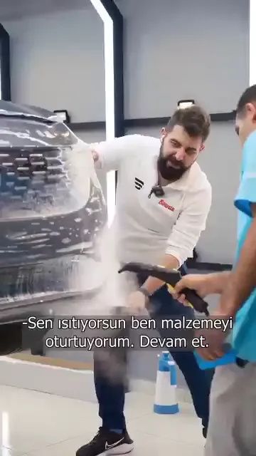 İş bölümü açıkça söyleniyor: biri ısıtıyor, diğeri malzemeyi oturtuyor. Isı bırakılmadan operasyon yapılmıyor.

Eller de ayrı görevde. Sol elle malzeme yatırılıyor, sağ elle ragle çekiliyor; ısıtılan bölgeye elle destek verilip film kalkmasın diye basarak ragle geçiliyor.

Sonlara doğru çekmeye ve germeye gerek kalmıyor. Malzeme yatırılıyor, hafifçe düzeltiliyor ve konu kapatılıyor.

Öğrenciye söylenen cümle işin özeti: "Step çok yapmak değil doğru yapmak." Önce düz yüzeyin mantığı, sonra kavis, ardından kapının içe meyilli bölgesi.