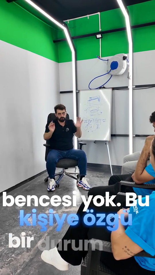 Cam filmi koyuluğunun neden ustanın değil aracı kullanacak kişinin kararı olduğunu Bowax kurucusu Lokman İn eğitimdeki kursiyerlerimize anlatıyor.