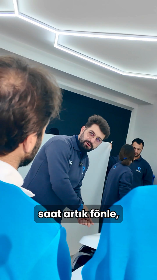 Kaplama videolarında gösterilmeyen ara aşamayı ve bir ustanın kaplanmış aracı nereden kontrol ettiğini eğitmenimiz anlatıyor.