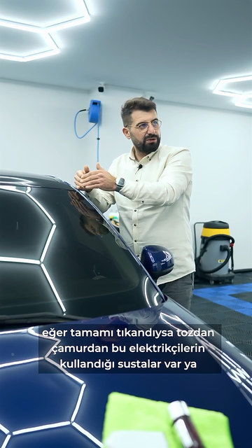 Detaylı temizlikte sunroof giderlerinin nerede olduğunu ve tıkanınca suyun neden araç içine girdiğini Lokman İn araç üzerinde gösteriyor.