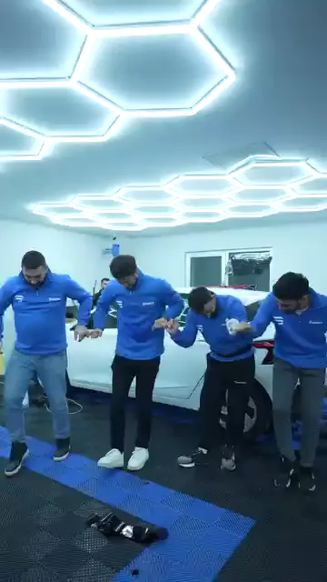 Aracın hemen önünde toplanan ekip, kolları yana açık biçimde el ele tutuşuyor ve aynı anda adım atmaya başlıyor. Sıra ilerledikçe kamera yön değiştiriyor; dizinin ucundaki kişinin elinde sarı mendil var.