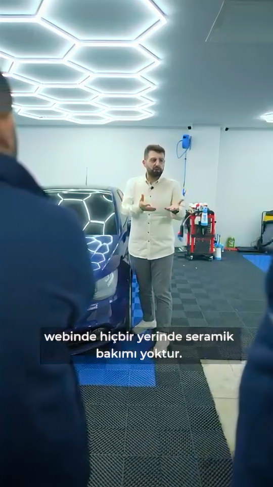Seramik kaplama markalarının bakım ürünü yokken '6 ayda bir seramik bakımı' önerilmesinin ne anlama geldiğini Lokman İn araç başında anlatıyor.