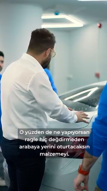 Sabunlu su ile saf suyun PPF uygulamasındaki görevini ve ragleye ne zaman geçildiğini eğitmenimiz bagaj kapağı üzerinde anlatıyor.