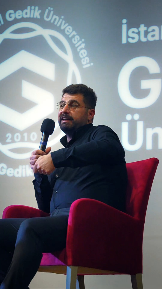 Salonu dolduran öğrenciler Lokman İn'in sahnedeki konuşmasını dinliyor; Bowax Academy buluşmasını İstanbul Gedik Üniversitesi konferans salonunda yaptık.