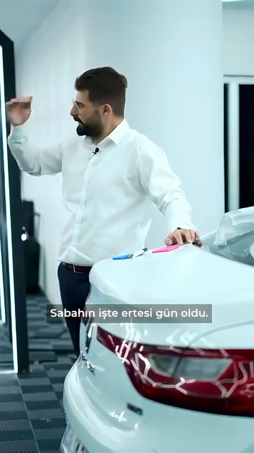 Daha önce hiç kaplamadıkları bir modelin bagaj kapağını tek parça kaplamadan önce yaptığı hazırlığı Lokman İn kendi deneyiminden anlatıyor.