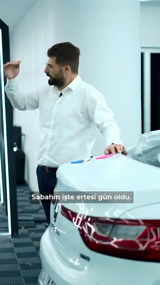 Daha önce hiç kaplamadıkları bir modelin bagaj kapağını tek parça kaplamadan önce yaptığı hazırlığı Lokman İn kendi deneyiminden anlatıyor.