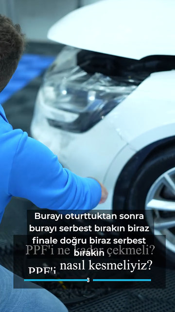 PPF kaplamada ön tamponla çamurluğun birleştiği bölgede filmin finale doğru nasıl serbest bırakıldığını eğitmenimiz uygulayarak gösteriyor.