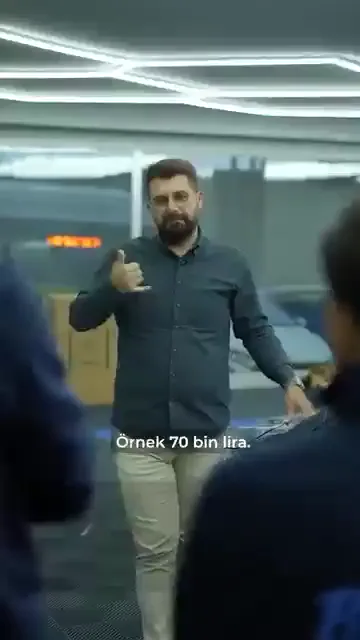 İki farklı yerden alınan iki fiyat, tek başına bir kıyas değildir. Videodaki örnekte aynı iş için bir yerden 70 bin, başka bir yerden 20 bin lira fiyat alınıyor ve ardından telefonda “siz pahalısınız” deniyor.

Eğitmenin cevabı tek soruya iniyor: neye göre? Fiyat, karşılaştırıldığı seviyeyle birlikte anlam kazanır.

Anlatımda kıyas otomobil bayilerine benzetiliyor: bir Renault bayisine girip Megane fiyatını sormakla, Mercedes bayisinde E-Class fiyatını sormak aynı şey değildir. Aradaki makas, işin seviyesinin karşılığıdır.

Fiyat konuşmasına girmeden önce hangi seviyeyi konuştuğunuzu netleştirin; kıyas kurulmadan verilen “pahalı” yargısının karşılığı yoktur.