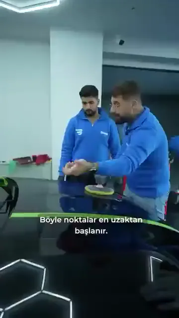 Bir parçaya başlarken en uzak noktadan başlanıyor. Yakından başlayıp ilerlerseniz sonunda araca yaslanmak zorunda kalıyorsunuz, kablo da ayak altında kalıyor.

Uzaktan başlayıp finale doğru gelmek kaputta da bagajda da aynı şekilde işliyor.

Hoca kendi düzenini de anlatıyor: kaputta pastasını ve arasını bitiriyor, sonra tavana, çamurluğa ve bagaja geçiyor.

Bir parçanın bütün işlemi bitmeden diğerine geçmemek, hem kontrolü hem sırayı koruyor.