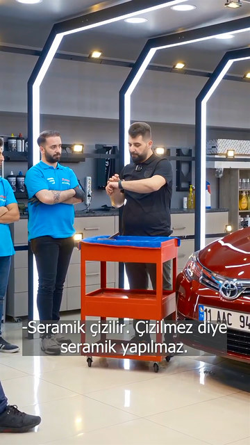 Seramik kaplamanın neden çizildiğini saat camı örneğiyle anlatan Lokman İn, çizildiğinde hasarın boyada değil seramik katmanında kaldığını açıklıyor.