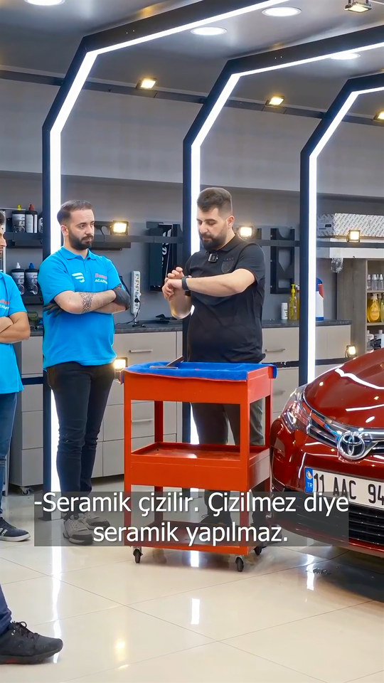 Seramik kaplamanın neden çizildiğini saat camı örneğiyle anlatan Lokman İn, çizildiğinde hasarın boyada değil seramik katmanında kaldığını açıklıyor.