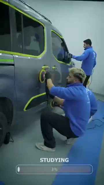 Panelvanın kapı, cam ve çamurluk kenarları sarı-yeşil bantla maskelenmiş. İki kişi diz çökmüş, döner pedli makinelerle yan panellerde çalışıyor; bir başkası aracın tavanını sarı bezle siliyor. İlerleyen karelerde eğilip yüzeydeki yansımaya yakından bakılıyor. Ekranda ilerleyen “STUDYING” çubuğundan başka yazı, kayıtta da konuşma yok.