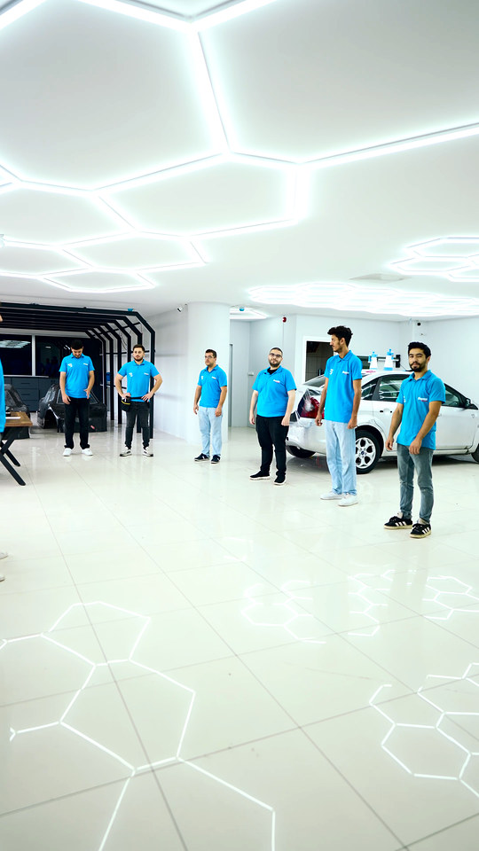 Bowax Academy'de sabah sporu için atölyede sıraya geçip ısınmaya başlıyoruz; eğitim gününün ilk dakikalarından kısa bir an.