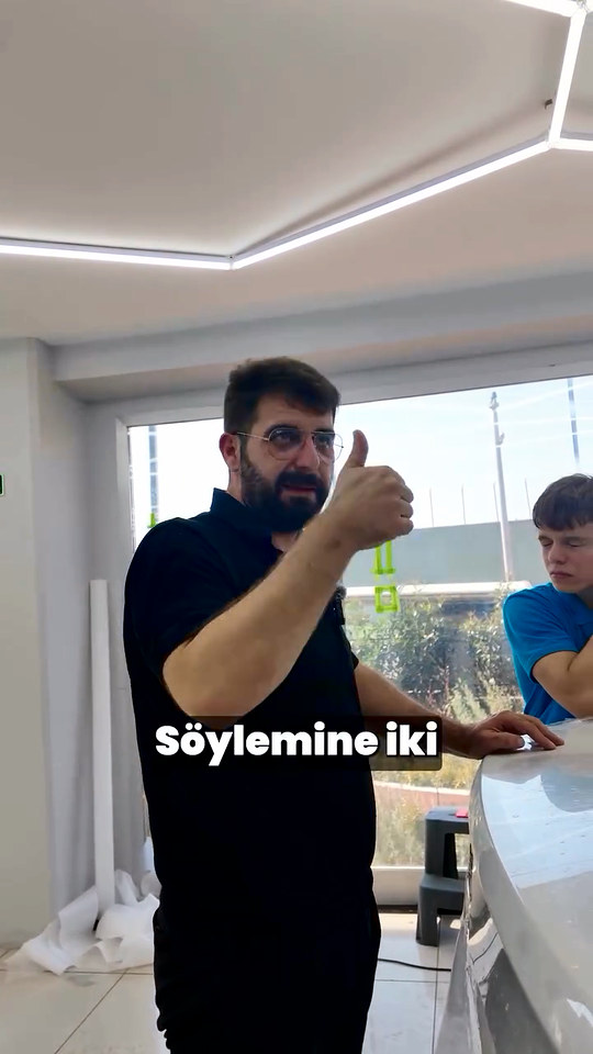 'Artık maket bıçağı kullanmıyoruz, aracınızı hazır kesimle kaplıyoruz' söyleminin PPF kaplamada müşteriyi neden yanılttığını Lokman İn anlatıyor.