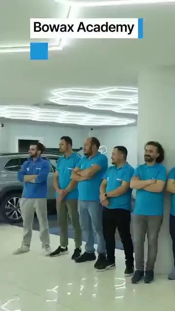 Atölyede tören var: katılımcılar sıraya dizilmiş, sertifikalar tek tek okunarak veriliyor, el sıkışılıyor.

Video "Mezuniyet Hatırası" yazılı topluluk karesiyle kapanıyor.

Kayıtta ders değil, karşılıklı tebrik ve hayır dilekleri duyuluyor.