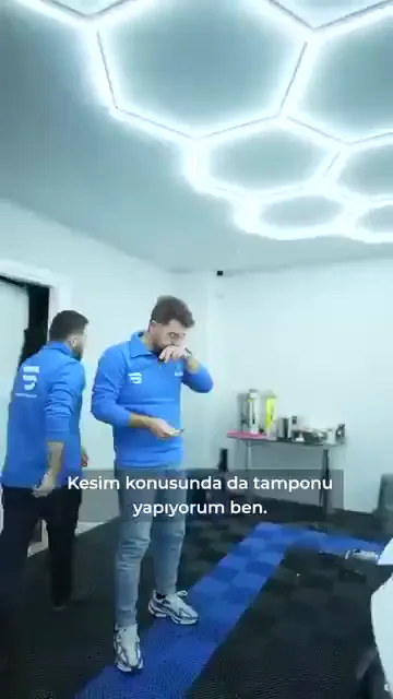 Kesim, malzemeyi tuttuğunuz yerden değil, finalden geriye doğru planlanıyor. Önce nereyi kaplayacağınızı ve işin nerede biteceğini biliyorsunuz.

Malzemeyi doğrudan o noktadan kesmek sizi handikaba sokuyor. Oturttuğunuzda kısa kaldığını görüyorsunuz.

Bu yüzden kesim hep daha ileriden yapılıyor; yaklaştıkça kesim yenileniyor.

Fazla malzeme geri alınabiliyor, kısa kalan malzeme alınamıyor.