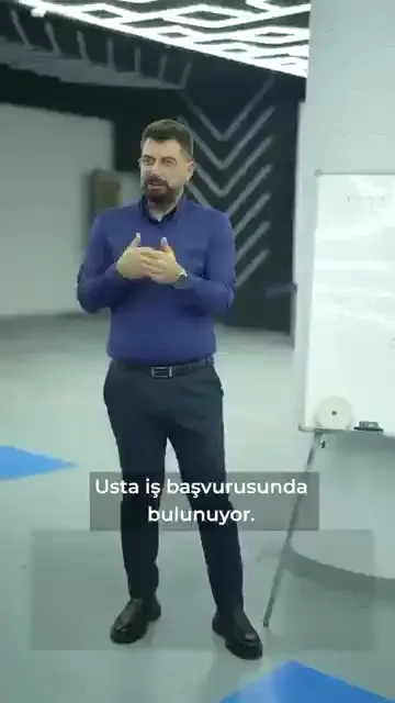 Videoya iş başvurusunda bulunan bir usta örneğiyle giriliyor: "Çok iyi polisaj yaparım, benim yaptığım arabaya hare yapmana gerek yok." Cevap ustalıkla ilgili değil.

Hare, makine döndüğü için oluşuyor. Rotary ile çalışıyorsanız hare vardır; oluşmuyor diyorsanız ya görmüyorsunuzdur ya da o işi siz yapmıyorsunuzdur.

Bunun kanıtı ürün raflarında. Hangi markayı sayarsanız sayın serinin sonunda bir hare-hologram giderici bulunuyor; yani o adım sıranın parçası.

Bir de rotary'nin kafasından keçeyi çıkarıp sünger takarak hare almaya çalışmak var. Hareyi oluşturan makineyle yine dönerek çalıştığınız için sonuç değişmiyor; gidericiyi beze sıkıp elle silmenin daha başarılı olacağı söyleniyor.