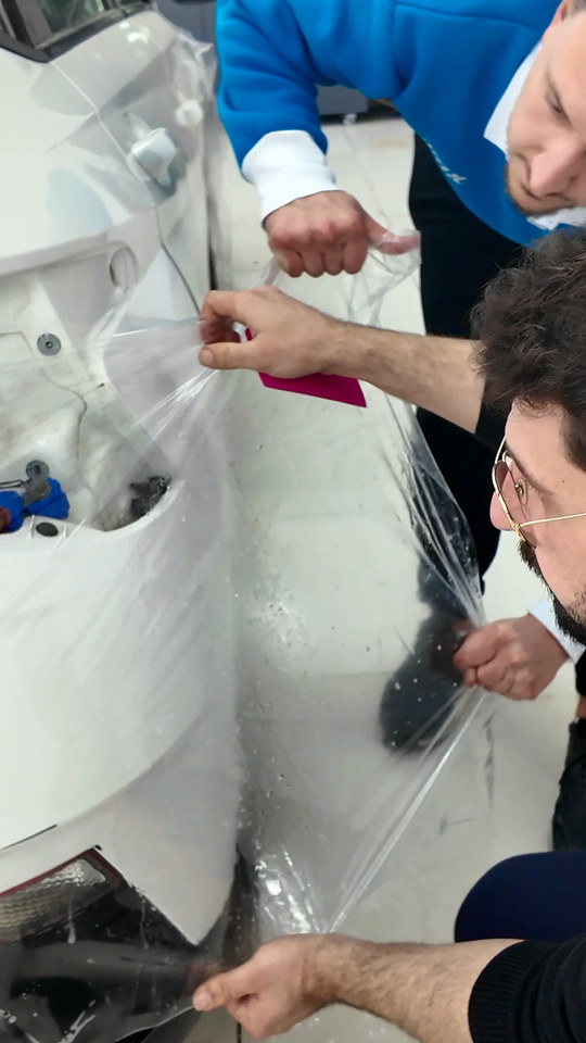 PPF kaplamada tampon köşesine film çekerken filmi gevşetmenin işi neden bozduğunu eğitmenimiz uygulamada yan yana gösteriyor.