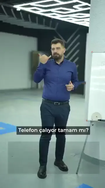 Telefonda gelen soru hep aynı, karşılaştırma da hazır: biri beş bin, diğeri yirmi bin lira.

Cevap bilgi eksikliğiyle ilgili değil. Ekrandaki cümle net: "Bilmediğimden değil, tercih etmediğimden dolayı." Ucuz uygulamanın nasıl yapıldığı biliniyor, yapılmıyor.

Gerekçe sonuç: düşük bütçeli kaplamanın birkaç gün sonra araca zarar verdiği, ardından da müşterinin arkadan konuştuğu anlatılıyor.

Yani ucuz olanı yapmamak beceri meselesi değil, tercih meselesi olarak anlatılıyor.