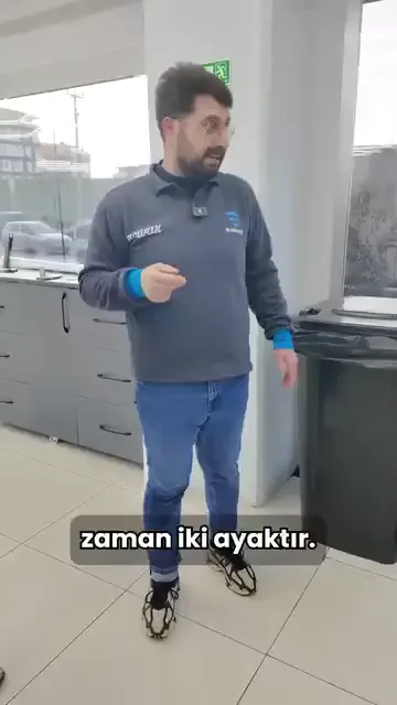 Denklem baştan kuruluyor: "Yani iyi malzeme, kötü işçilik, kötü"; "Kötü malzeme, iyi işçilik gene kötü." İkisinin birden iyi olması gerekiyor.

Müşteri tarafında bunun nasıl anlaşılacağı da soruluyor. Aracını bırakıp giden biri için görünen tek şey, birkaç gün sonra teslim edilen sonuç oluyor.

Son bölümde kıyas meselesine geliniyor. Yapılan yatırımı, yetiştirilen kadroyu ve harcananı hesaba katmayan bir fiyat karşılaştırması, elmayla armudu aynı kefeye koymak sayılıyor.

İtirazın küçük esnafa değil, ölçüsüz kıyasa olduğu ayrıca belirtiliyor.