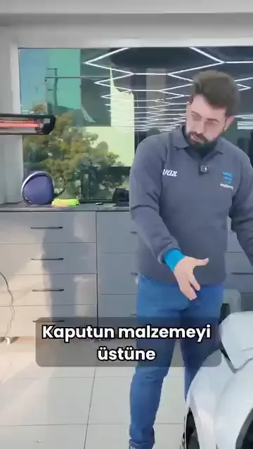 Videolarda sık görülen bir sahne anlatılıyor: malzeme kaputun üzerine konuyor, ragleyle çekilmeye başlanıyor, sonra doğrudan bitmiş araç karesine geçiliyor. Aradaki saatler görüntüye girmiyor.

O aralıkta ne yapıldığı ise sonucu belirliyor. Fönle, buharla, sıcak suyla malzeme yatırılıyor. Buna rağmen kaputun üzerinde bir avuç pot kaldıysa, araç kaplanmış oluyor ama kaplama düzgün olmuyor.

Bu farkı herkes görmeyebilir. Ancak araca bakan usta nereye bakacağını biliyor; kontrol rastgele değil, hatanın en çok çıktığı yerden başlıyor.